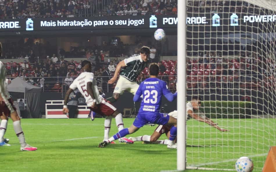 Tiago Cóser marca o gol do empate em São Paulo e Coritiba