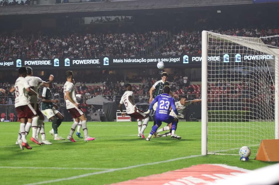 SAO PAULO (SP) 15/08/2026 - FUTEBOL/SAO PAULO VS CORITIBA - Tiago marca gol do coxa durante Partida entre São Paulo e Coritiba válida pela rodada 23 do campeonato Brasileiro série A, realizada no estádio do Morumbis , zona sul de São Paulo na noite deste sábado, 15 de agosto.