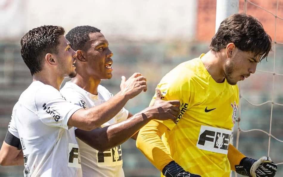 Rafael Juwer ao lado dos companheiros no Corinthians