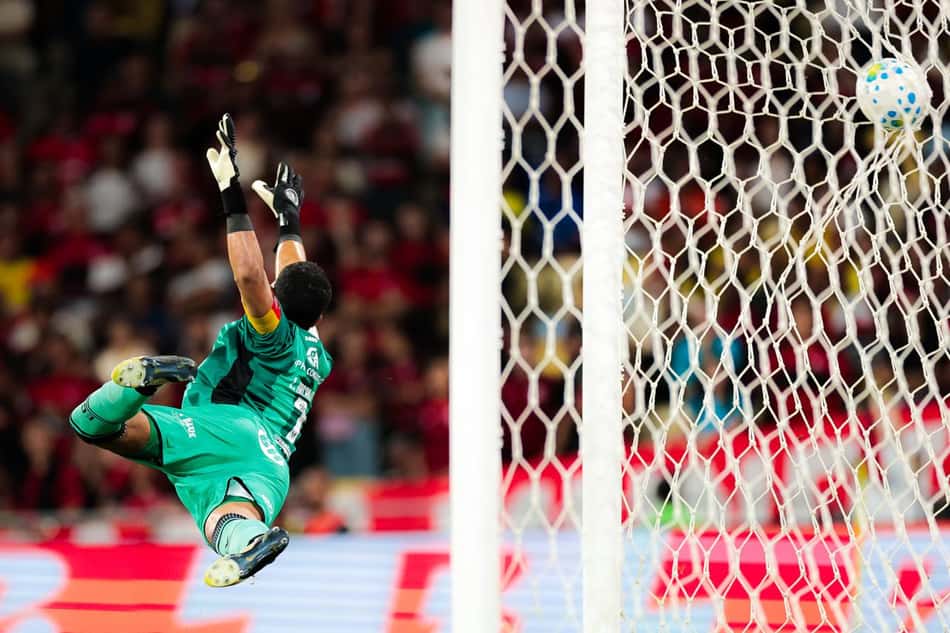 Goleiro do Vitória no gol de Pulgar, do Flamengo