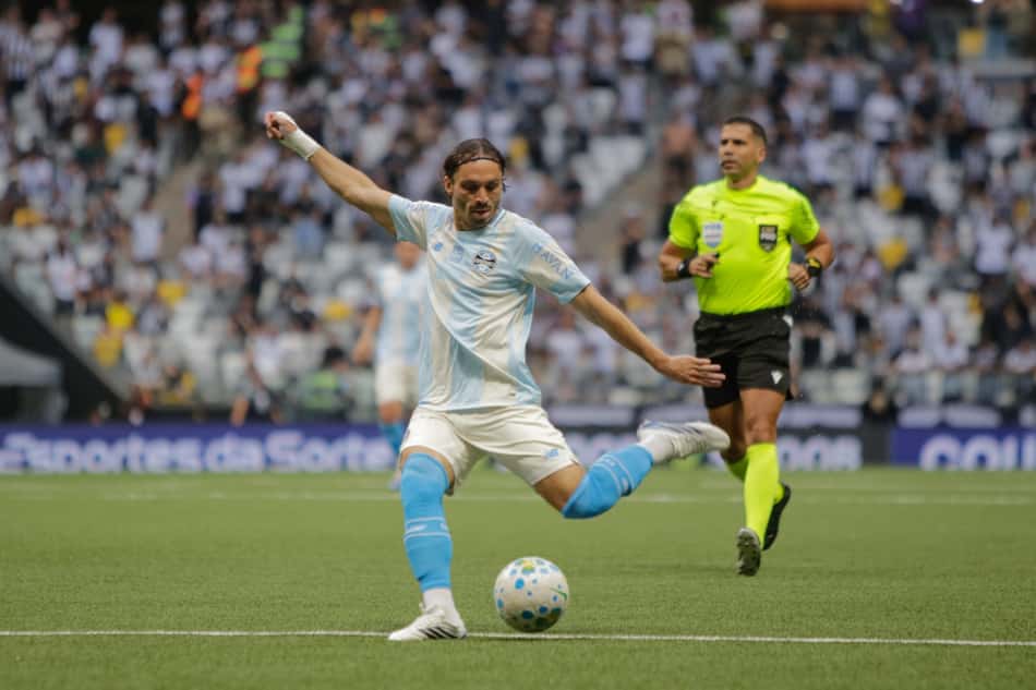 Jogador do Grêmio chuta a bola durante partida contra o Atlético-MG