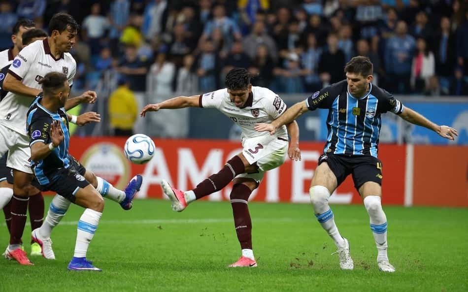 Jogadores do Bolívar e Grêmio em ação durante partida da Copa Sul-Americana