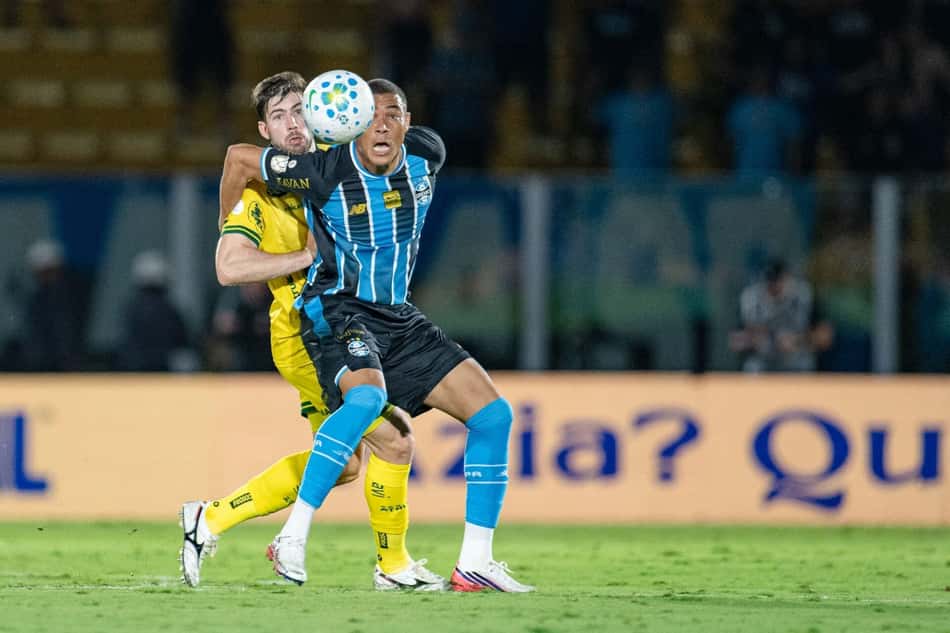Carlos Vinicius, atacante do Grêmio, disputa a bola com o marcador do Mirassol, no Maião, pelo jogo de ida pelas oitavas da Copa do Brasil