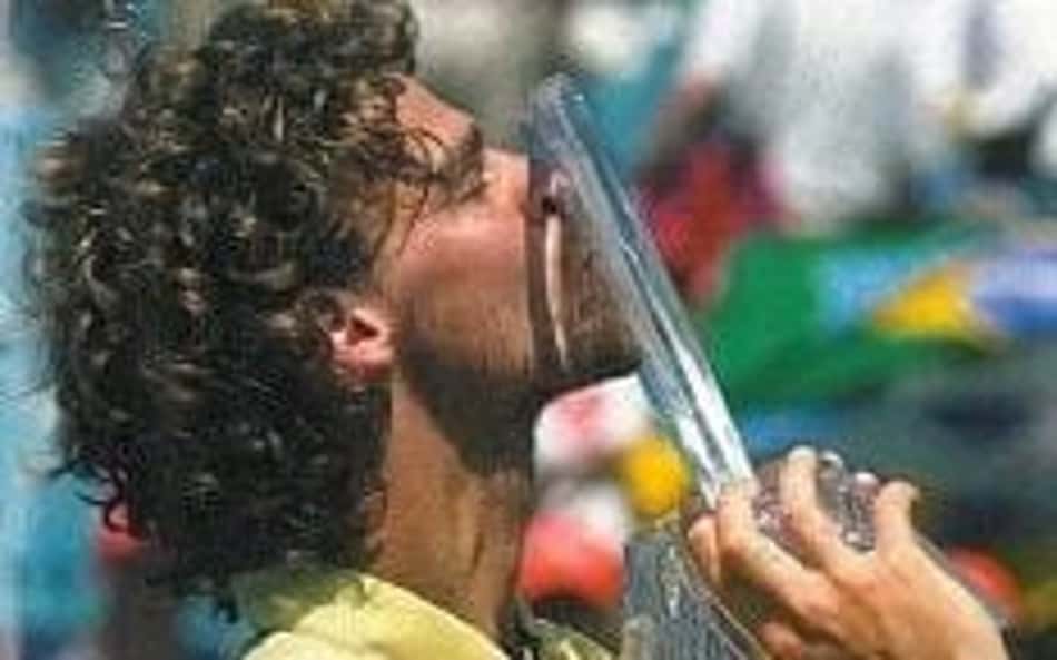 Guga Kuerten beija o troféu de Cincinnati