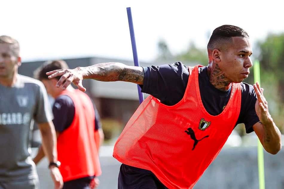Gustavo Garcia em treino do Famalicão