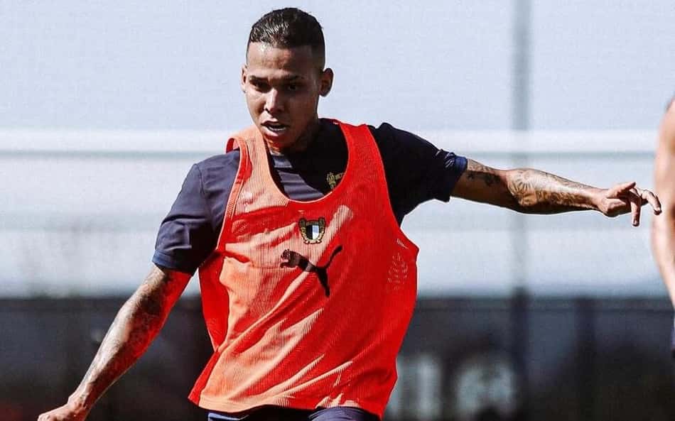 Gustavo Garcia em treino do Famalicão