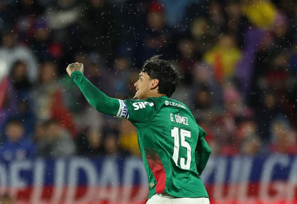 O jogador Gustavo Gómez, da SE Palmeiras, comemora seu gol contra a equipe do C Cerro Porteño, durante partida válida pelas oitavas de final, volta, da Conmebol Libertadores, no Estádio La Nueva Olla.