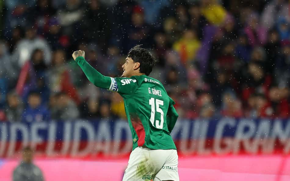 O jogador Gustavo Gómez, da SE Palmeiras, comemora seu gol contra a equipe do C Cerro Porteño, durante partida válida pelas oitavas de final, volta, da Conmebol Libertadores, no Estádio La Nueva Olla.