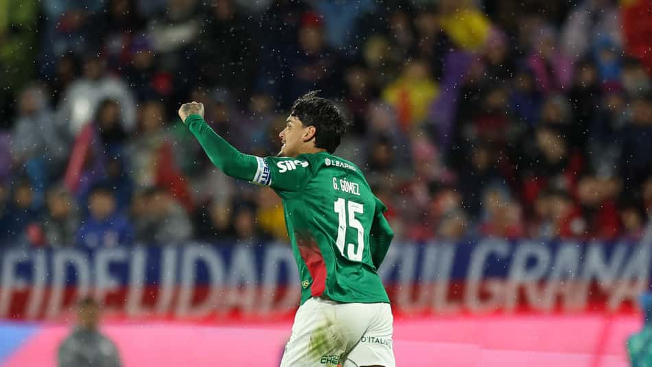 O jogador Gustavo Gómez, da SE Palmeiras, comemora seu gol contra a equipe do C Cerro Porteño, durante partida válida pelas oitavas de final, volta, da Conmebol Libertadores, no Estádio La Nueva Olla.
