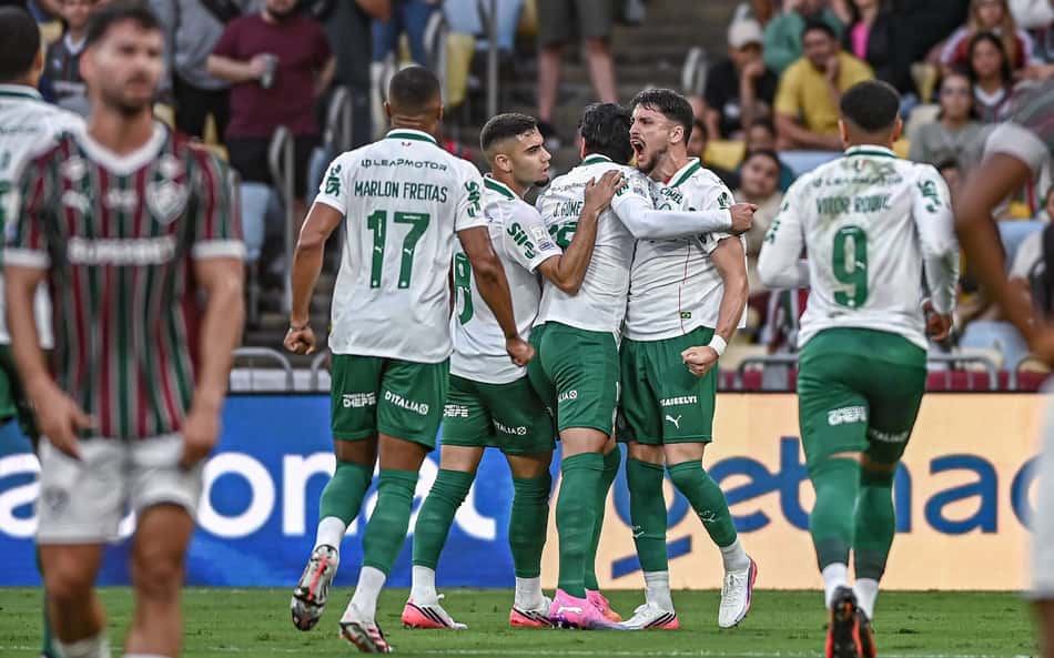 Gustavo Gomez é cercado pelos companheiros de Palmeiras na comemoração do gol marcado contra o Fluminense pelo Brasileiro