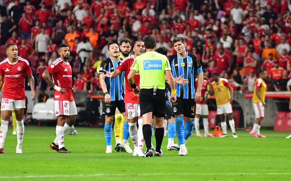 Discussão em Internacional x Grêmio (Foto: Thiago Dias /Fotoarena/Folhapress)