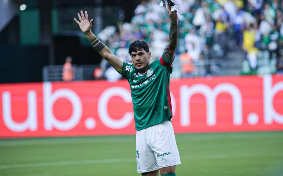 Gustavo Gómez faz gesto de agradecimento à torcida antes do jogo entre Palmeiras e Vasco