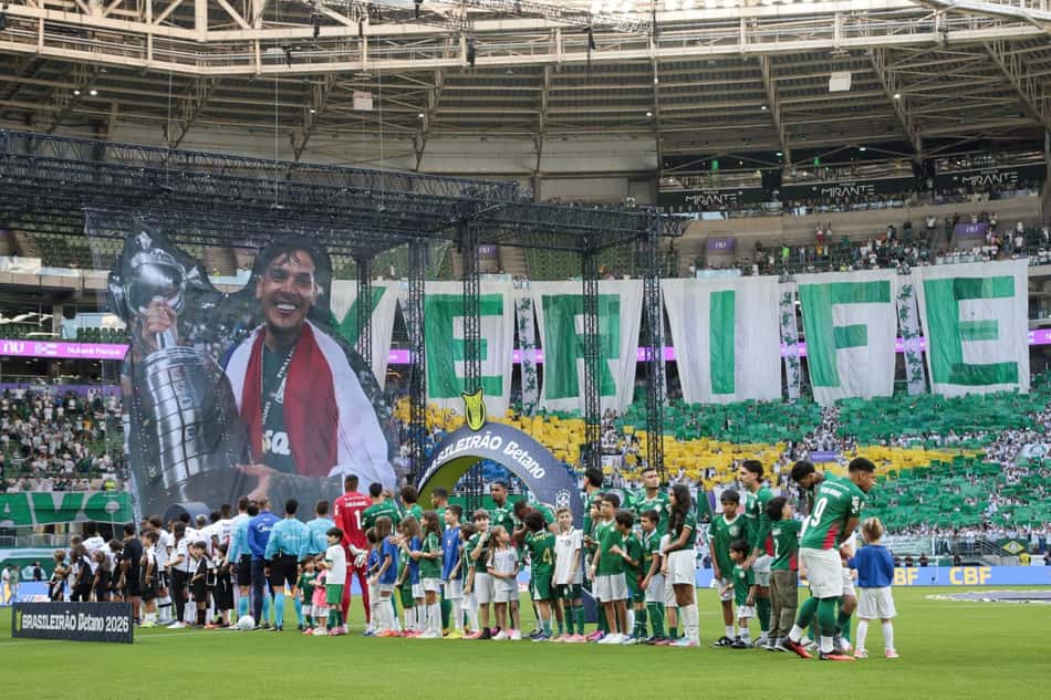 Jogadores de Palmeiras e Vasco perfilados com homenagem da torcida à Gustavo Gómez ao fundo
