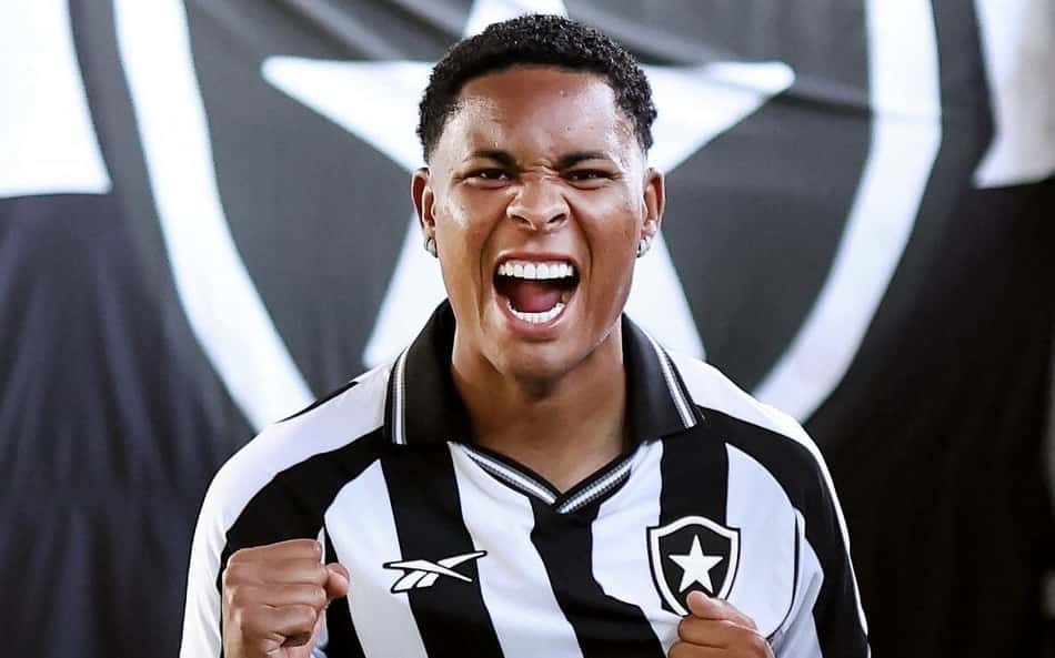 Caio Roque é o novo lateral-esquerdo do Botafogo (Foto: Vítor Silva/Botafogo)