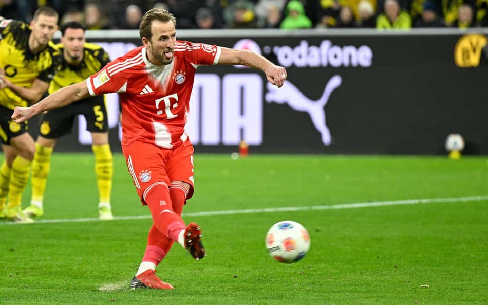 Harry Kane cobra pênalti no confronto entre Bayern e Dortmund, pela Bundesliga