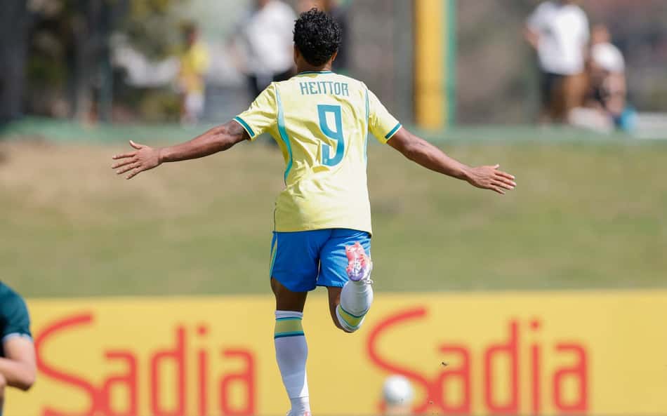Heittor, joia do Palmeiras, comemora seu gol no amistoso entre Brasil e Bolívia