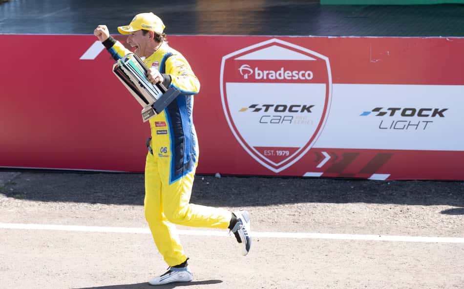 Helio no pódio com seu primeiro troféu na Stock Car Pro
