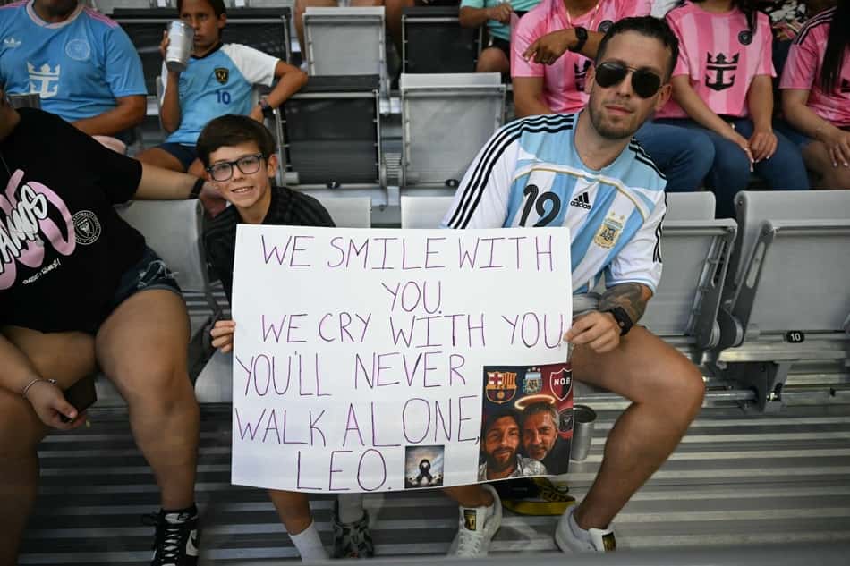 Torcedores homenageam Jorge Messi em jogo de Inter Miami (Foto: CHANDAN KHANNA / AFP)