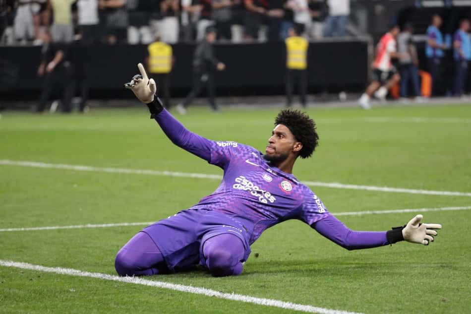 Hugo Souza comemora gol do Corinthians contra o Rosario na Libertadores