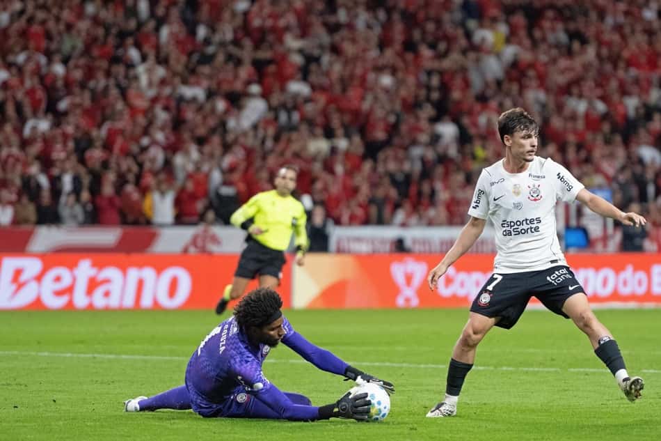 Hugo Souza em Internacional x Corinthians pela Copa do Brasil
