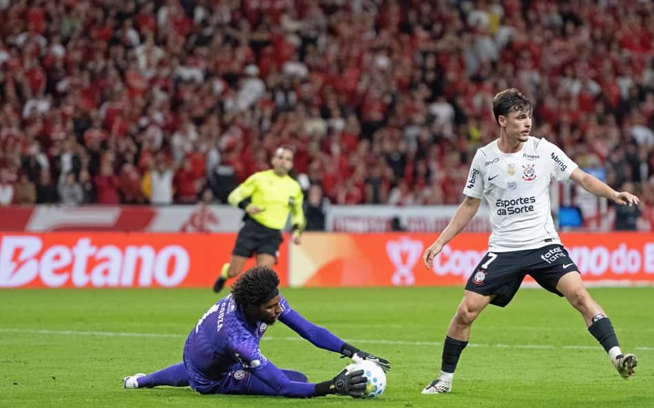 Hugo Souza em Internacional x Corinthians pela Copa do Brasil
