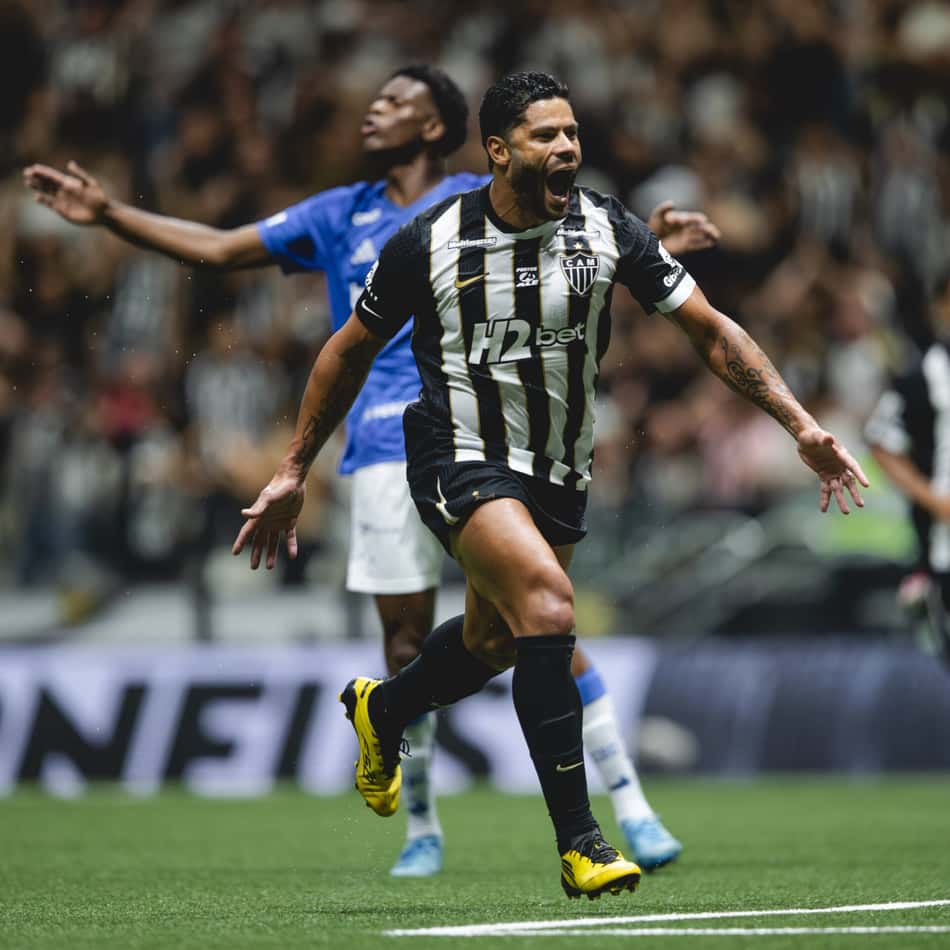 Hulk comemora gol em clássico