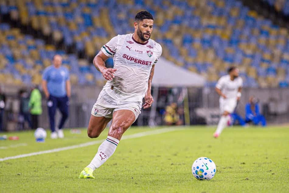 Hulk conduz a bola durante amistoso entre Fluminense e Bahia