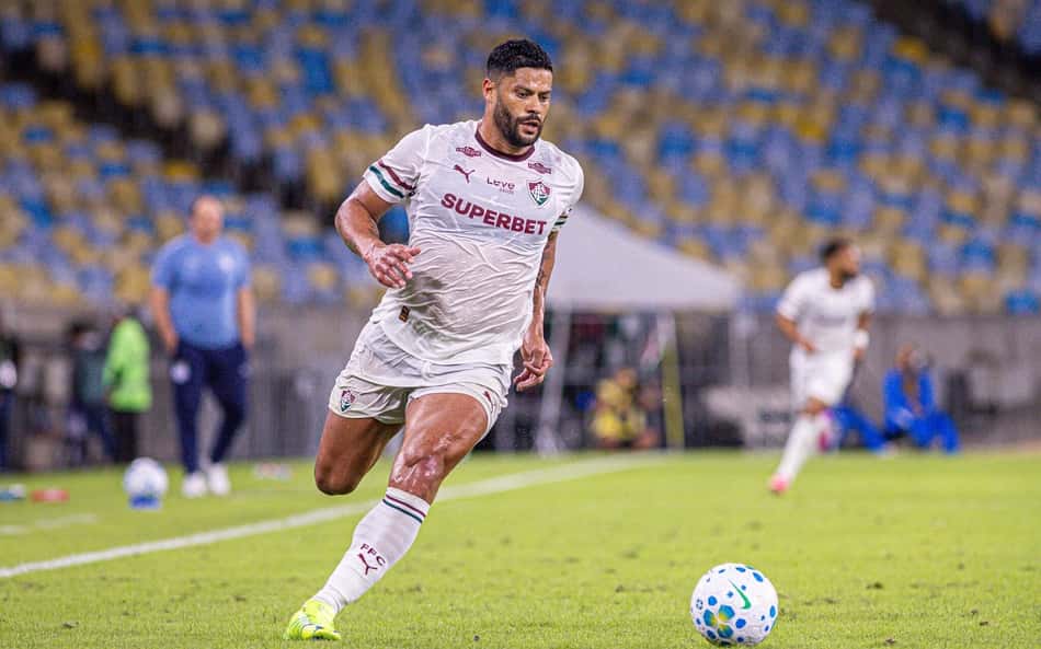 Hulk conduz a bola durante amistoso entre Fluminense e Bahia