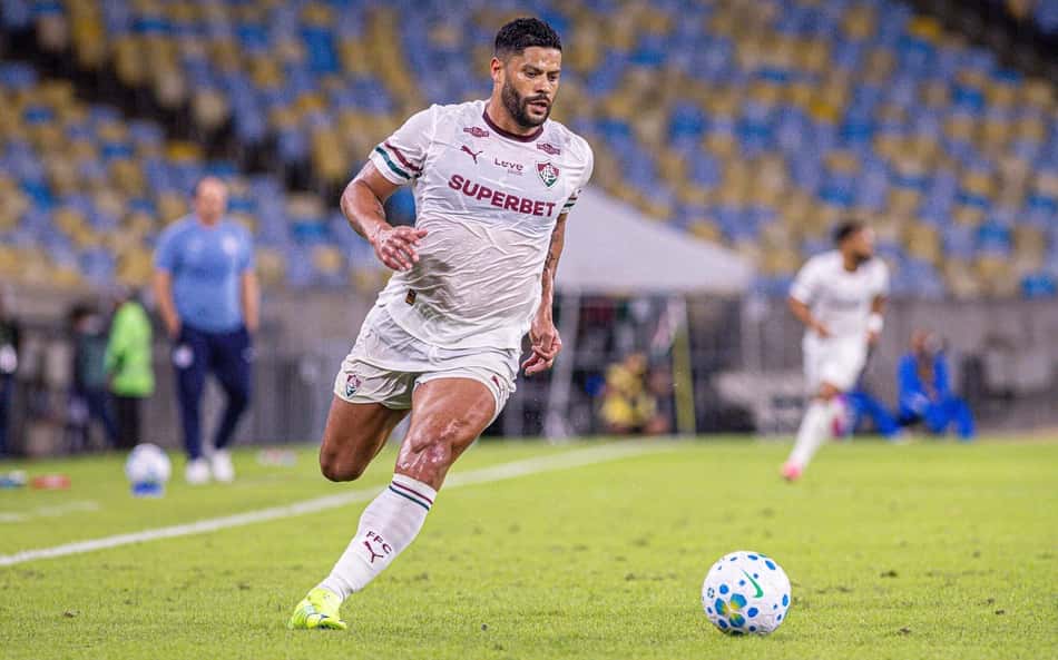 Hulk conduz a bola durante amistoso entre Fluminense e Bahia