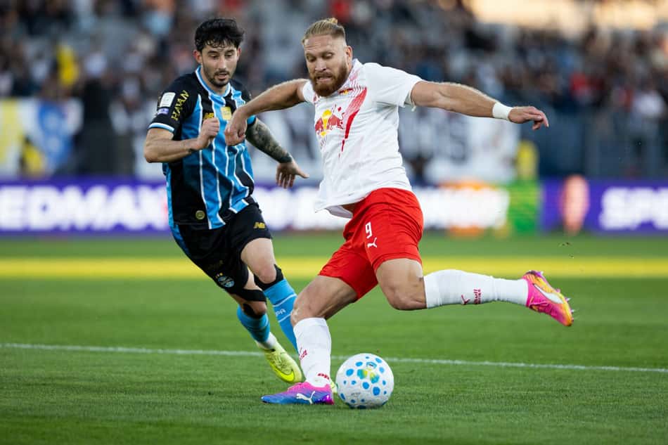 Isidro Pitta chutando a bola contra o Grêmio