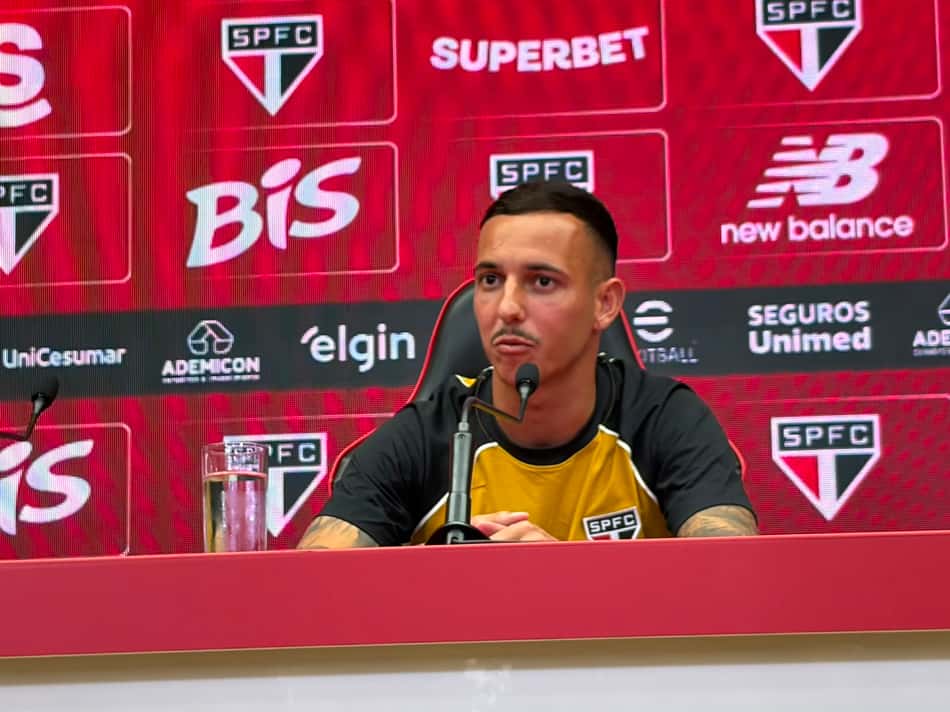 Iago com a camisa do São Paulo