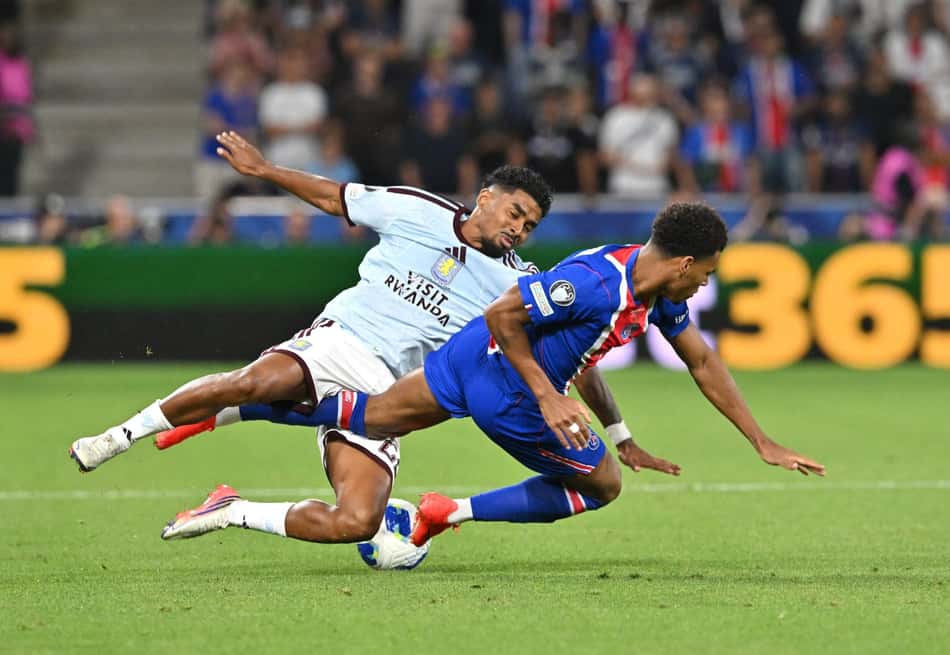 Ian Maatsen, à esquerda, disputa a bola com Desire Doue na final da Supercopa da UEFA entre Aston Villa e PSG