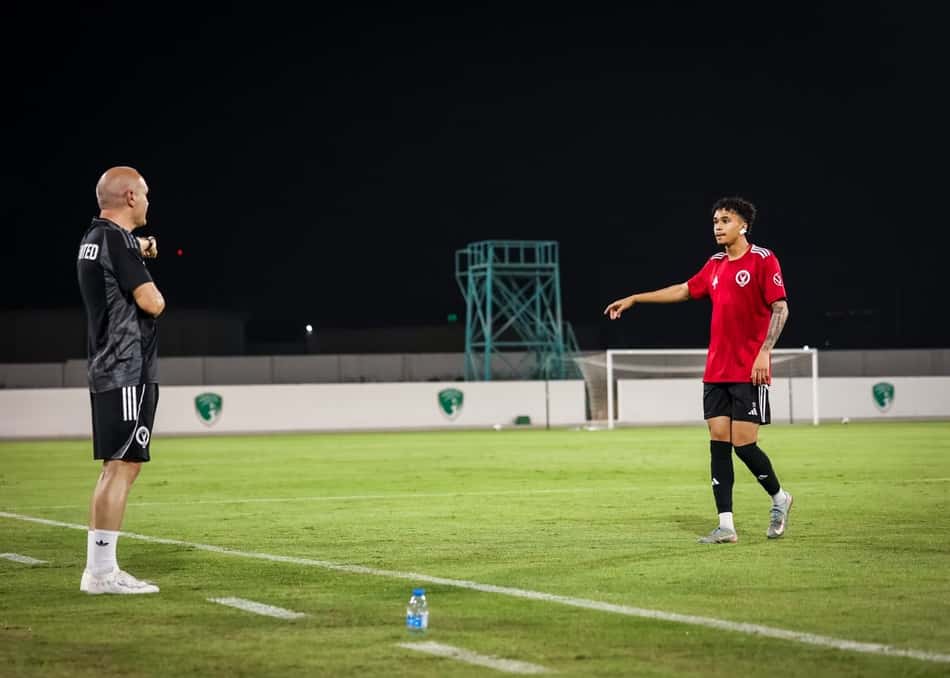 Weberty e Iniesta conversando no campo