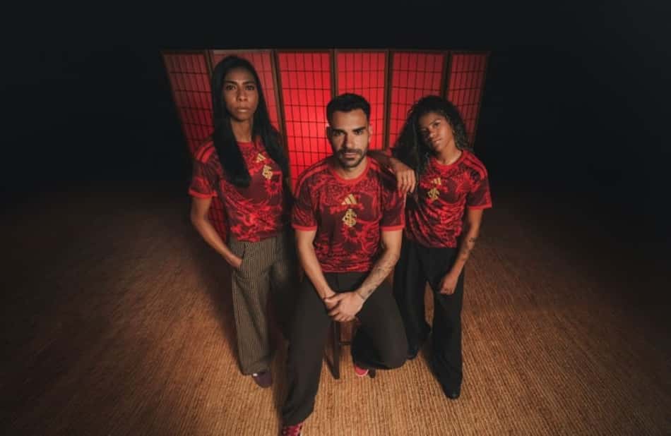 Bruno Henrique, Bruna Benites e Yngrid Piauí, vestindo o novo terceiro uniforme do Inter com referências ao título Mundial de 2006.