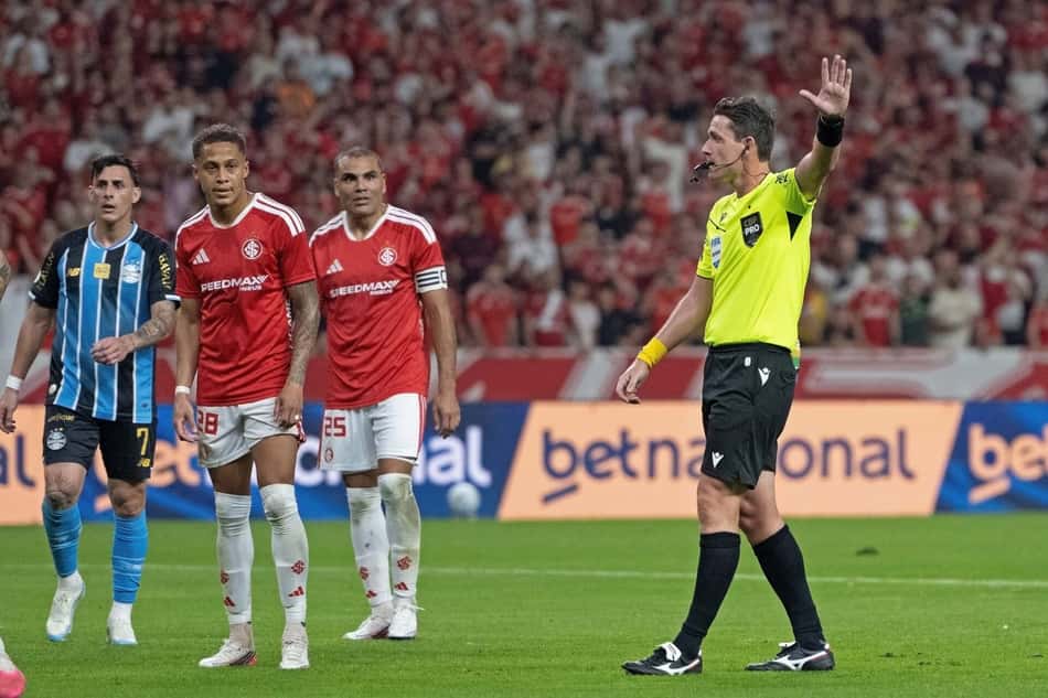 Torcedores criticam decisão de arbitragem em Internacional x Grêmio (Foto: Max Peixoto/DiaEsportivo/Folhapress)