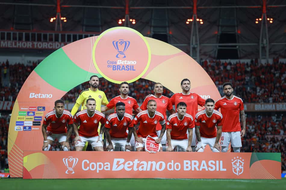 RS - PORTO ALEGRE - 02/08/2026 - COPA DO BRASIL 2026, INTERNACIONAL X CORINTHIANS - Jogadores do Internacional posam para foto antes na partida contra Corinthians no estadio Beira-Rio pelo campeonato Copa Do Brasil 2026. (Foto: Maxi Franzoi/AGIF/Folhapress)
