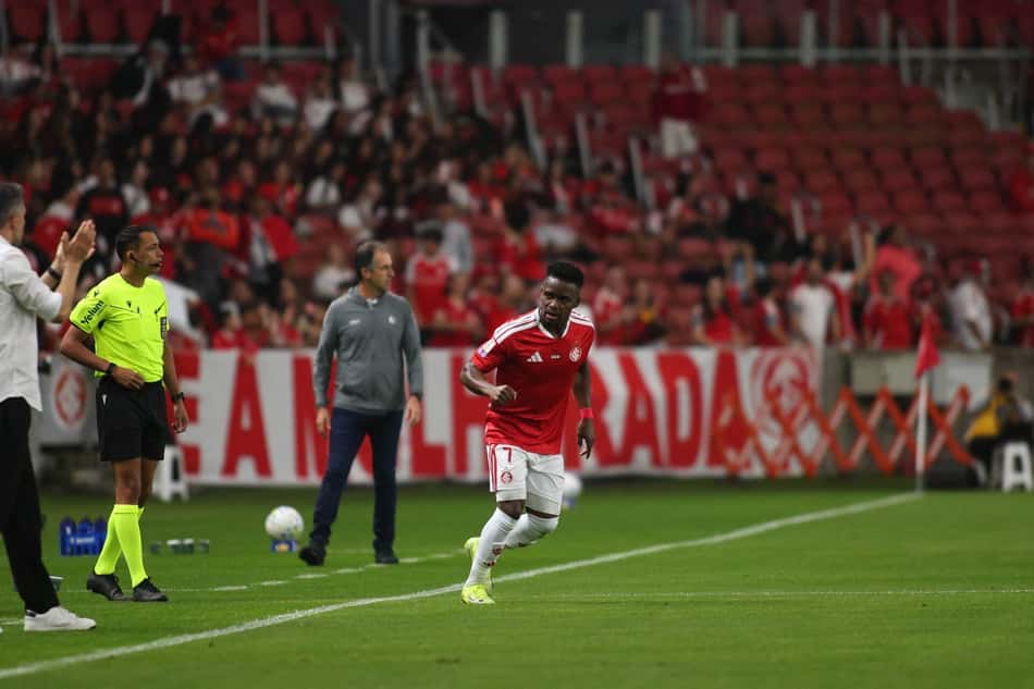 Carbonero comemora gol em Internacional x Remo