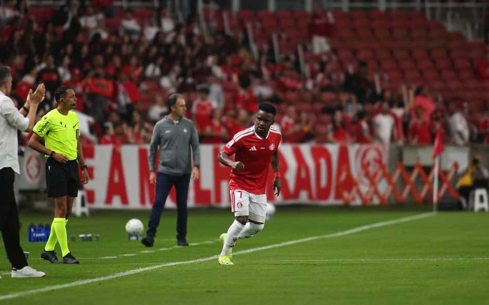 Carbonero comemora gol em Internacional x Remo