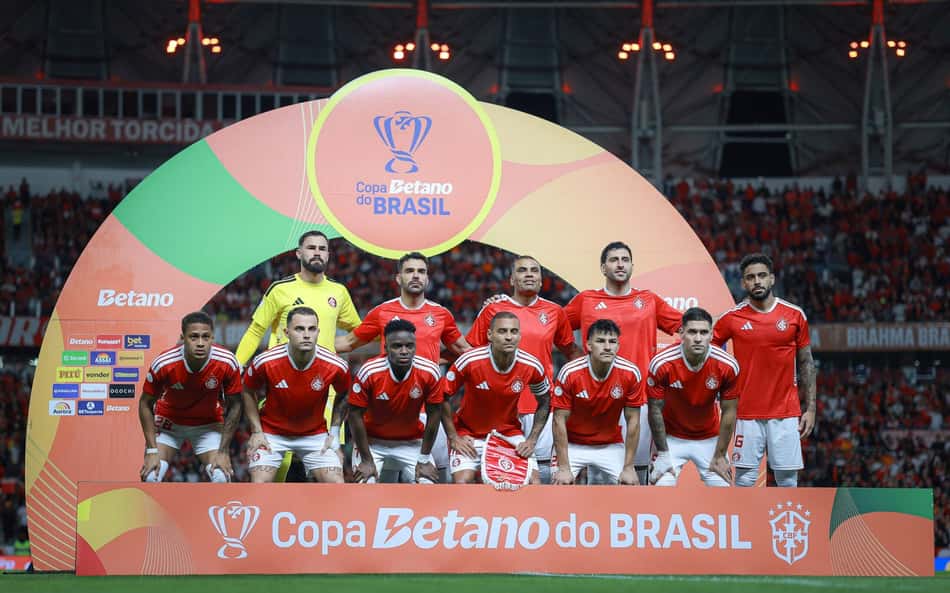 RS - PORTO ALEGRE - 02/08/2026 - COPA DO BRASIL 2026, INTERNACIONAL X CORINTHIANS - Jogadores do Internacional posam para foto antes na partida contra Corinthians no estadio Beira-Rio pelo campeonato Copa Do Brasil 2026. (Foto: Maxi Franzoi/AGIF/Folhapress)
