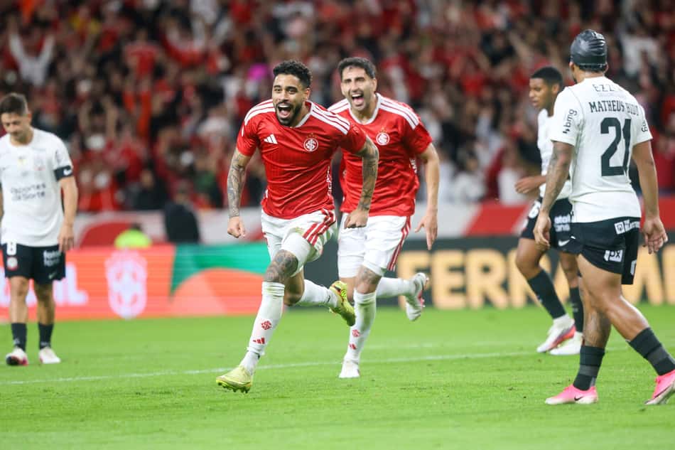Matheus Bahia comemora gol contra o Corinthians na Copa do Brasil