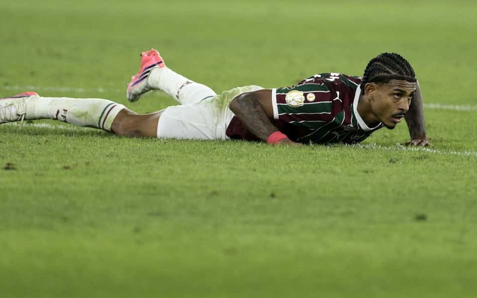 John Kennedy, do Fluminense, deitado no gramado