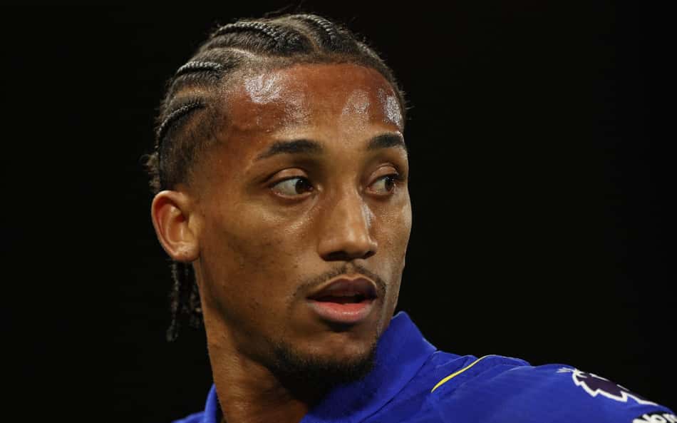 João Pedro vestindo a camisa azul do Chelsea