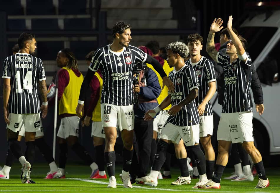 Jogadores do Corinthians comemorando abraçados