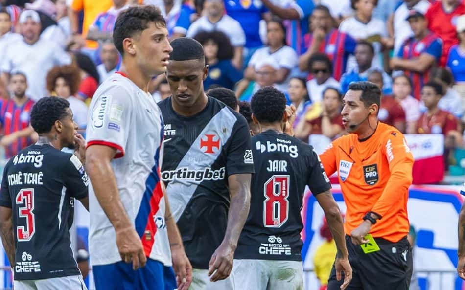 Jogadores do Vasco reclamando com o juiz