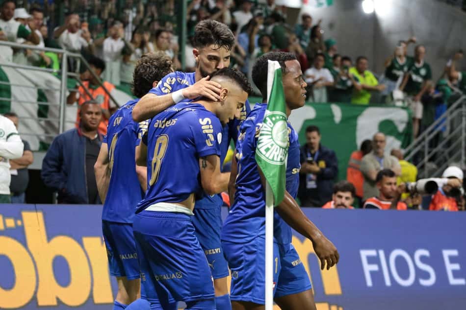 Jogadores do Palmeiras comemorando abraçados