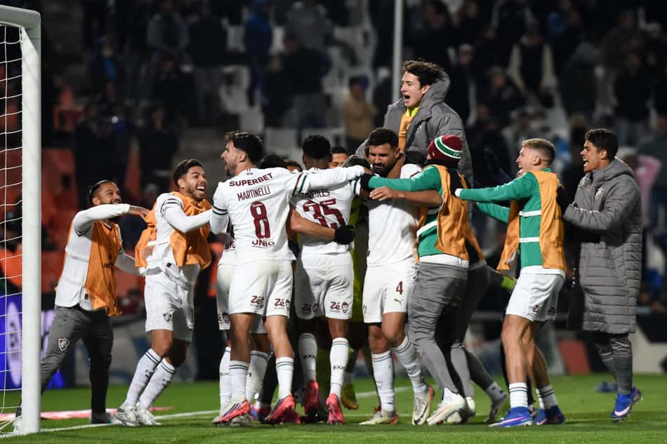 Jogadores do Fluminense abraçados