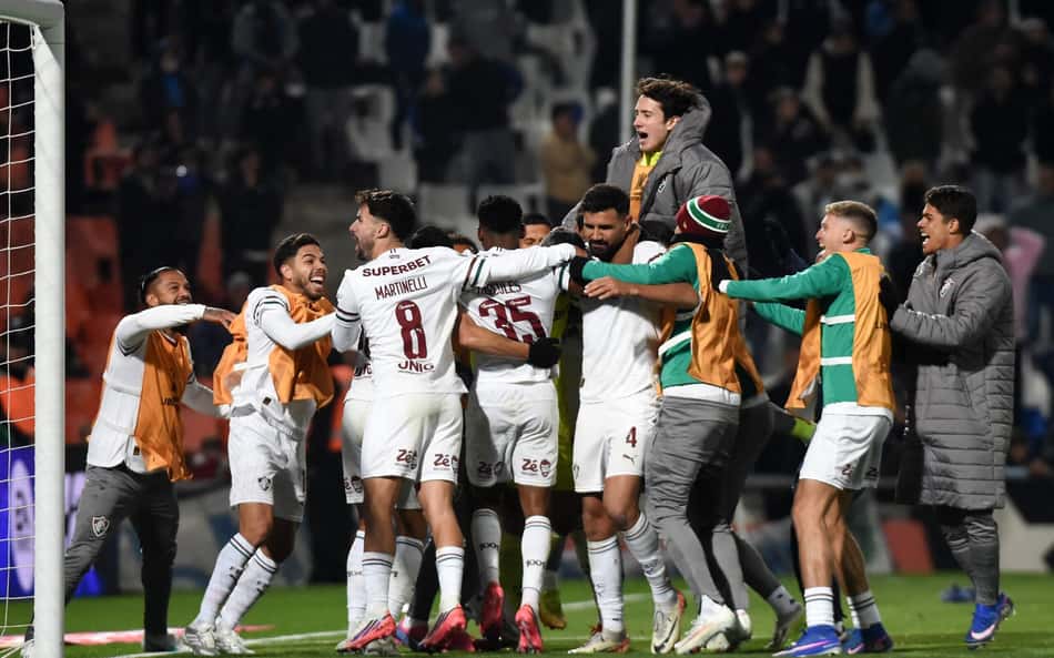 Jogadores do Fluminense abraçados