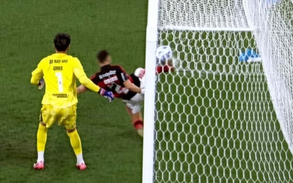 Jorginho, do Flamengo, tirando a bola em cima da linha