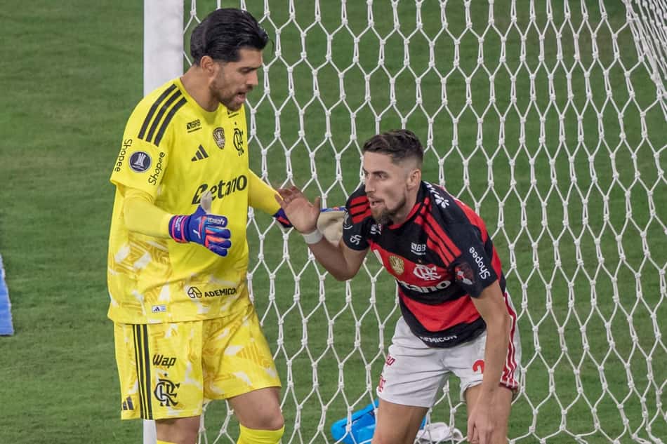 Jorginho apertando a mão de Rossi em Flamengo x Cruzeiro pela Libertadores