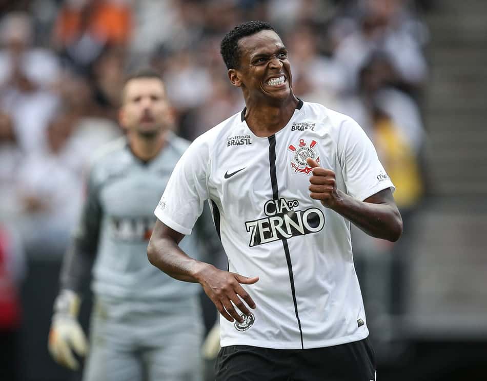 Jô fazendo careta em jogo do Corinthians com Victor ao fundo